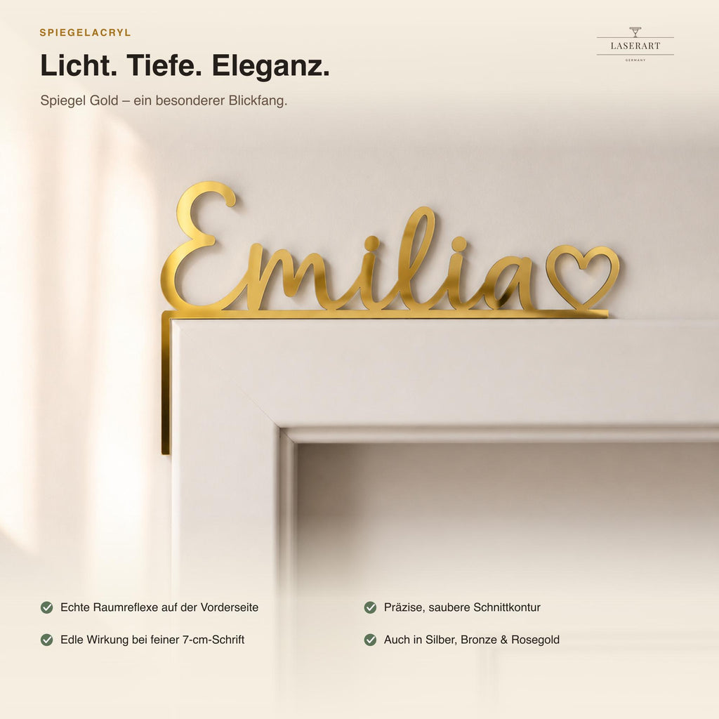 Namensschild Emilia in Spiegel-Gold-Acryl für den Türrahmen, Nahaufnahme Lichtreflexe und Eleganz
