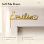 Namensschild Emilia in Spiegel-Gold-Acryl für den Türrahmen, Nahaufnahme Lichtreflexe und Eleganz