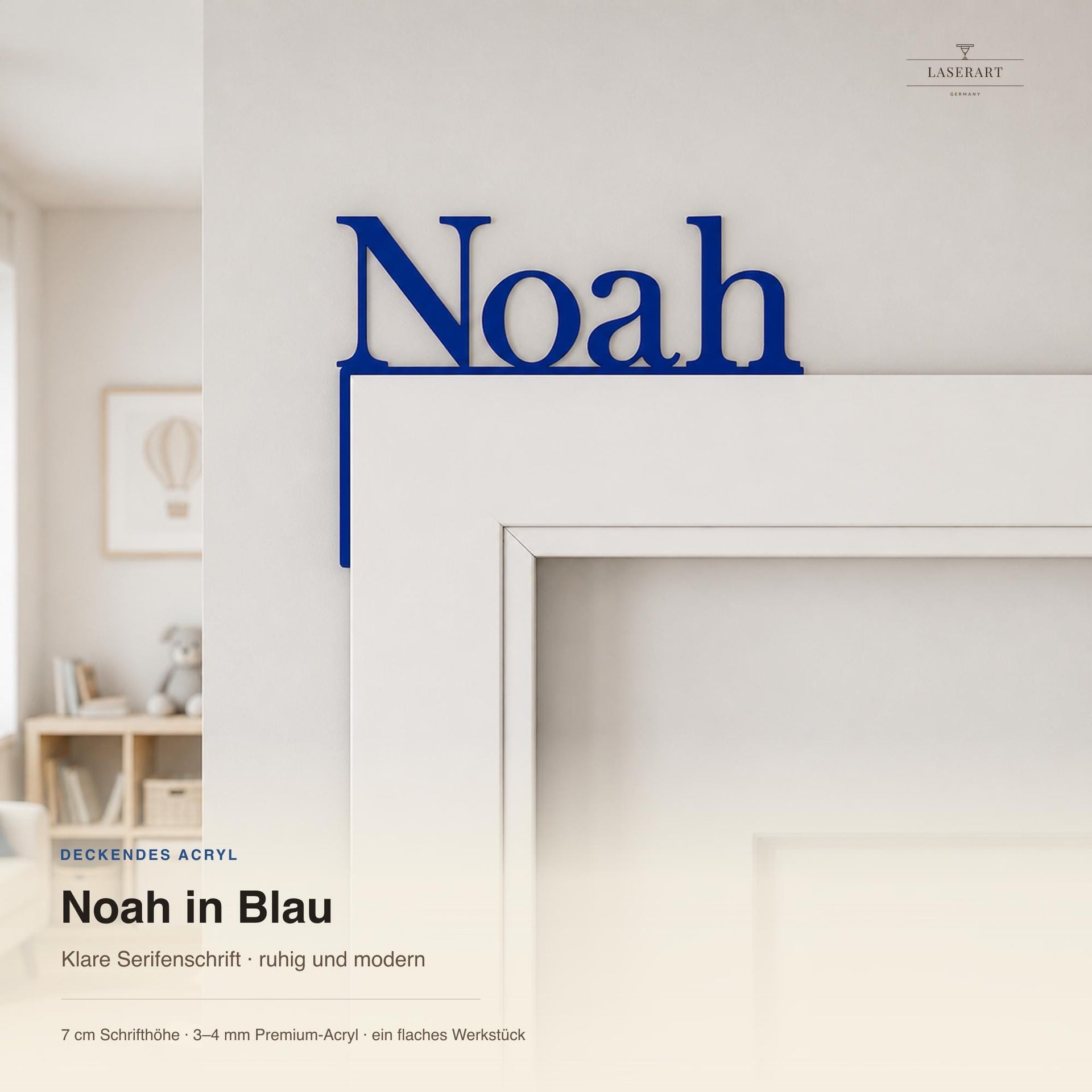 Namensschild Noah in Blau-Acryl am Türrahmen montiert, klare Serifenschrift