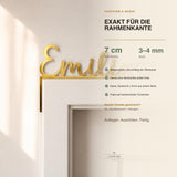 Namensschild Emilia aus Spiegel-Gold-Acryl exakt auf der Rahmenkante montiert, Passform auf herkömmlichen Türrahmen