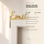 Namensschild Emilia aus Spiegel-Gold-Acryl exakt auf der Rahmenkante montiert, Passform auf herkömmlichen Türrahmen