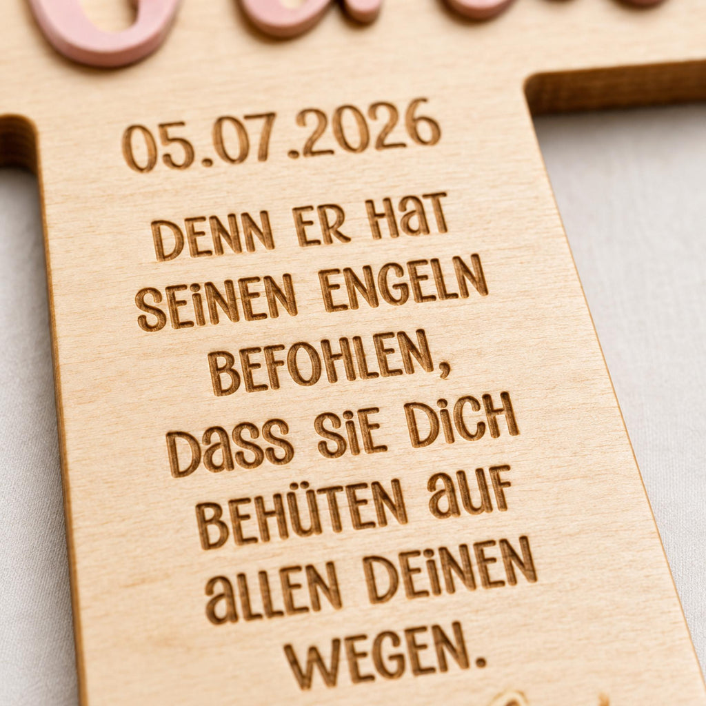 Taufkreuz Nahaufnahme der Lasergravur mit Taufspruch, Detailansicht des 3D-Namens