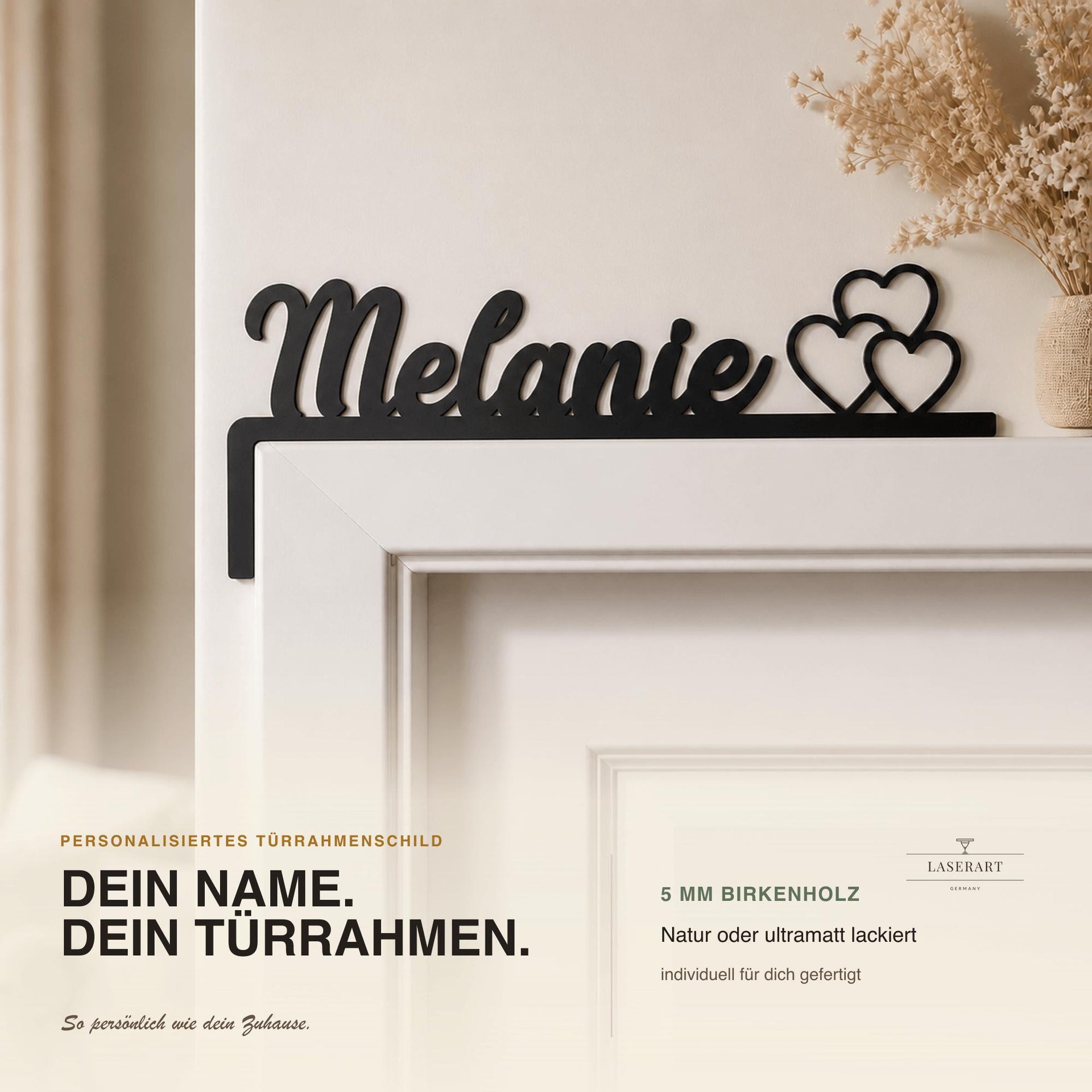 Personalisiertes Namensschild Melanie für den Türrahmen aus Birkenholz mit drei Herzen, Kinderzimmer Deko ohne Bohren
