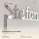 Namensschild Stefan in Spiegel-Silber-Acryl für den Türrahmen, Nahaufnahme Spiegelglanz und laserpolierte Kante
