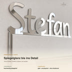 Namensschild Stefan in Spiegel-Silber-Acryl für den Türrahmen, Nahaufnahme Spiegelglanz und laserpolierte Kante