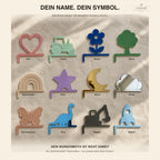 Zwölf Symbol-Varianten für Namensschild Türrahmen: Herz, Traktor, Blume, Baum, Regenbogen, Stern, Mond, Wolke, Schmetterling, Dino, Bagger, Rakete