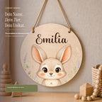 Rundes Namensschild Birkenholz mit Name Emilia und Hasenmotiv, personalisiertes Geschenk Kinderzimmer