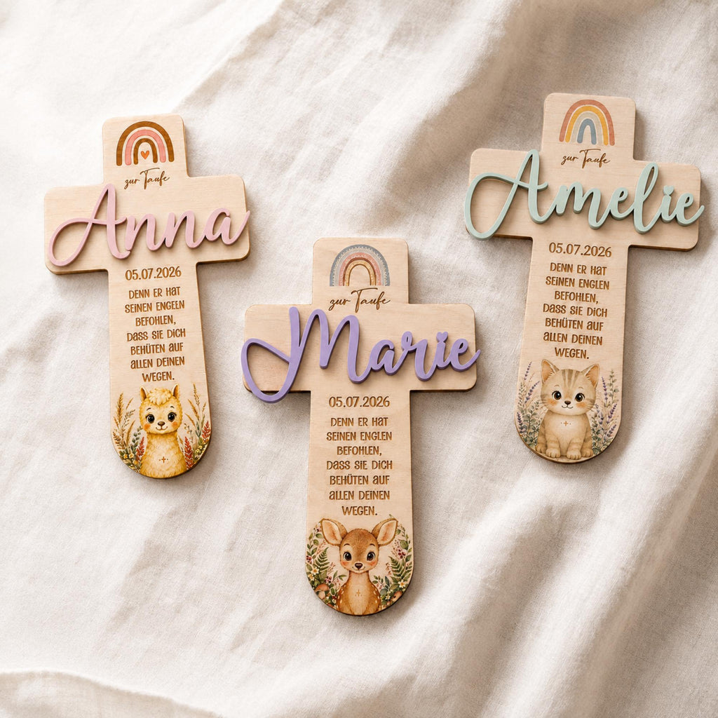 Personalisierte Taufkreuze aus Holz mit 3D-Namen Anna, Marie und Amelie – Tiermotive Alpaka, Reh und Katze, Regenbogen und Taufspruch