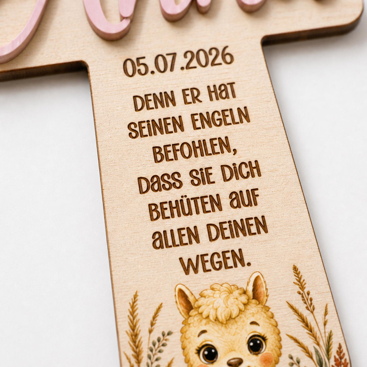 Taufkreuz Nahaufnahme mit graviertem Taufspruch und Tiermotiv Alpaka, 3D-Name in Pastellrosa