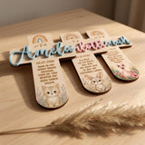 Taufkreuz mit 3D-Name auf Holztisch – Tiermotive Katze, Hase und Flamingo, individuell gravierter Taufspruch