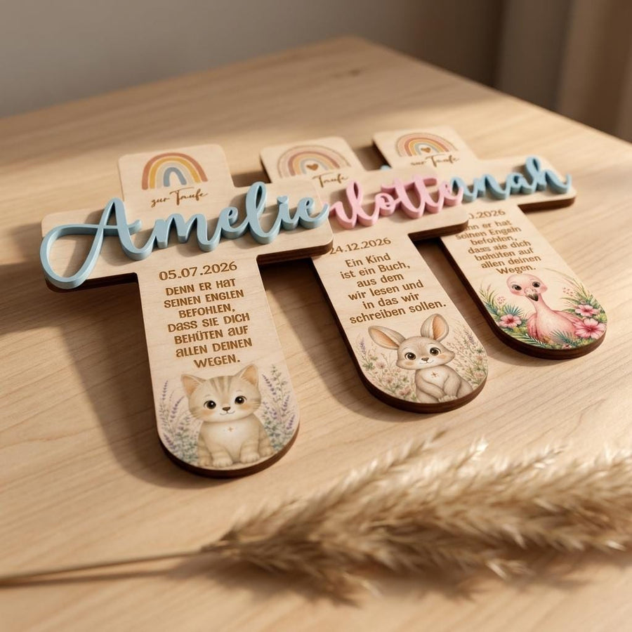 Taufkreuz mit 3D-Name auf Holztisch – Tiermotive Katze, Hase und Flamingo, individuell gravierter Taufspruch