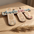 Taufkreuz mit 3D-Name auf Holztisch – Tiermotive Katze, Hase und Flamingo, individuell gravierter Taufspruch