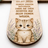 Taufkreuz Nahaufnahme – Lasergravur mit Datum und Taufspruch, Tiermotiv Alpaka am unteren Kreuzende