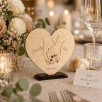 Holzherz mit Standfuß als Tischdeko zwischen Kerzen und Rosen