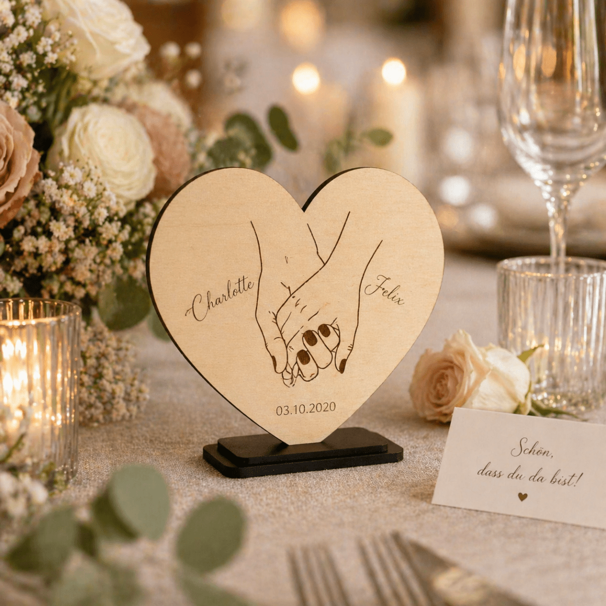 Holzherz mit Standfuß als Tischdeko zwischen Kerzen und Rosen