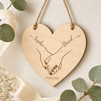 Holzherz an Schnur mit Eukalyptuszweig als Geschenk zum Jahrestag