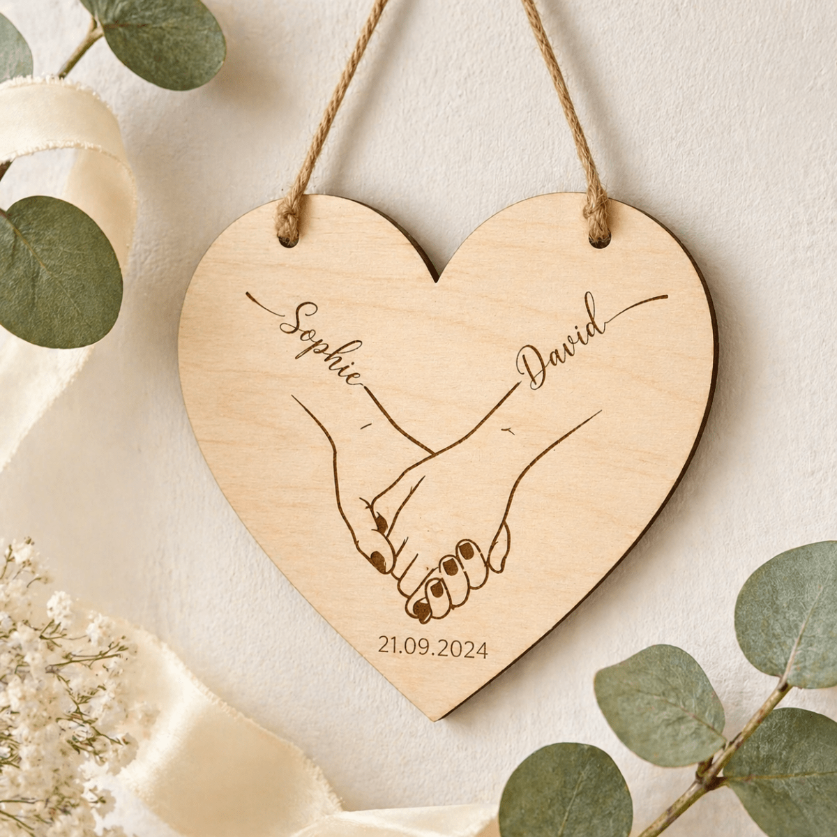Holzherz an Schnur mit Eukalyptuszweig als Geschenk zum Jahrestag