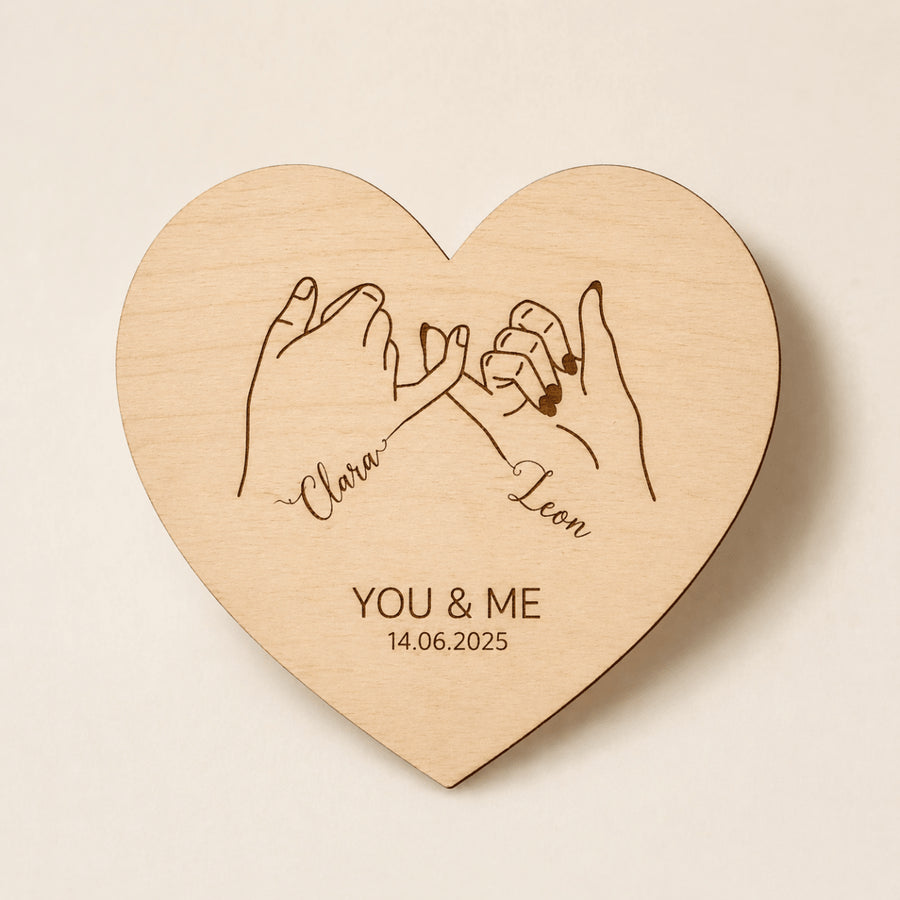 Nahaufnahme des Pinky-Promise-Motivs mit Namen und Jahrestag
