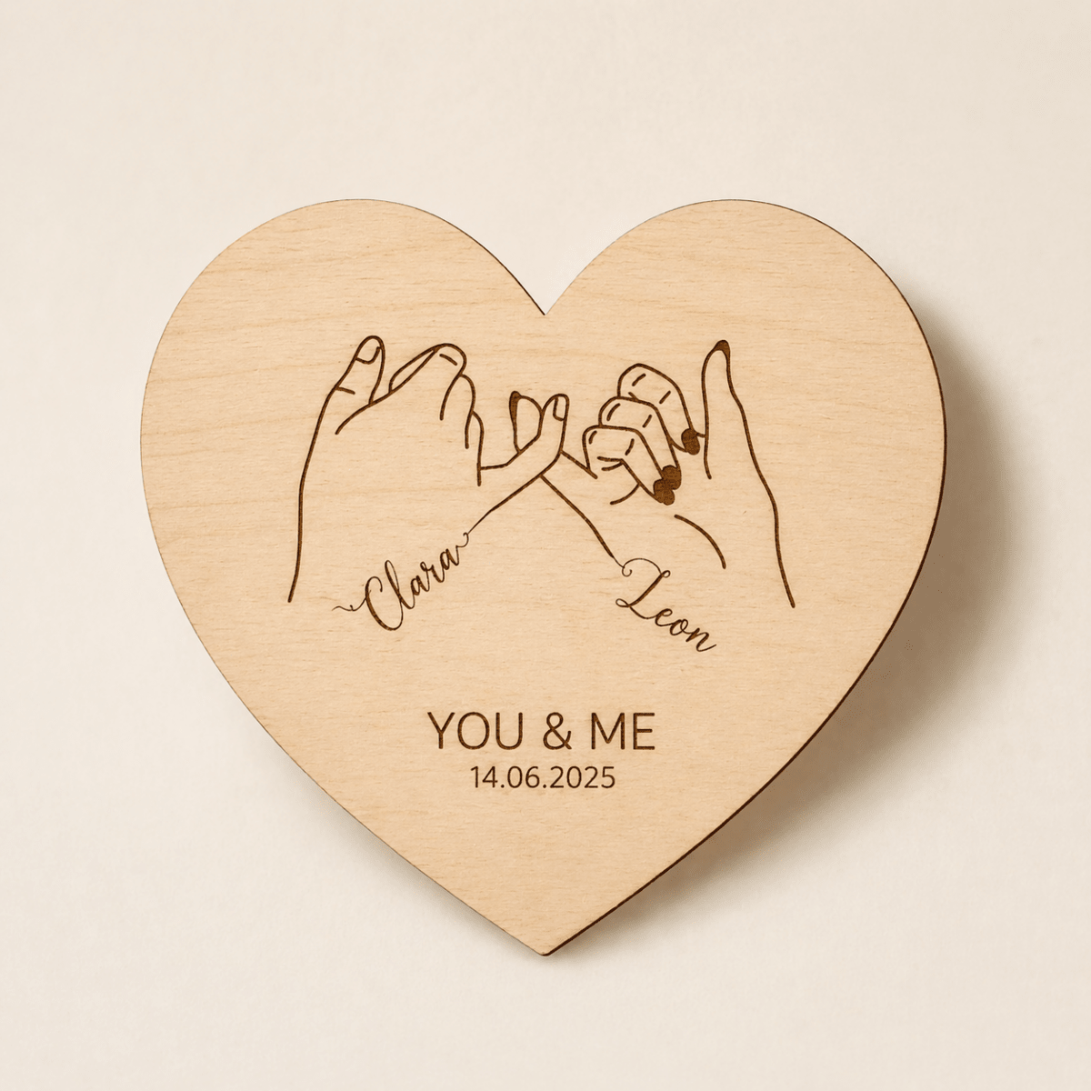 Nahaufnahme des Pinky-Promise-Motivs mit Namen und Jahrestag