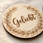 Meilensteinkarten aus Holz personalisiert Eukalyptus Botanical – Seitenansicht des Kartenstapels