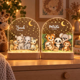 Zwei personalisierte Safari-Nachtlichter nebeneinander: Motiv Nashorn Elefant Zebra Erdmännchen mit Name Sarah, Motiv Tiger Panda Koala Faultier Affe mit Name maxi
