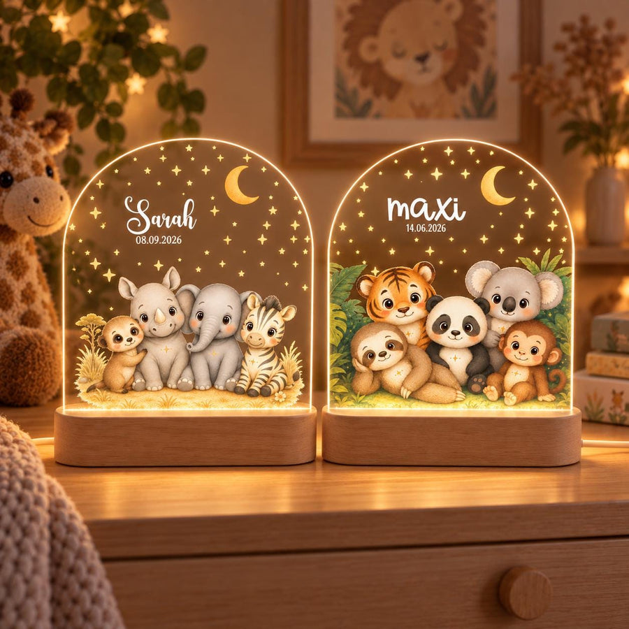 Zwei personalisierte Safari-Nachtlichter nebeneinander: Motiv Nashorn Elefant Zebra Erdmännchen mit Name Sarah, Motiv Tiger Panda Koala Faultier Affe mit Name maxi