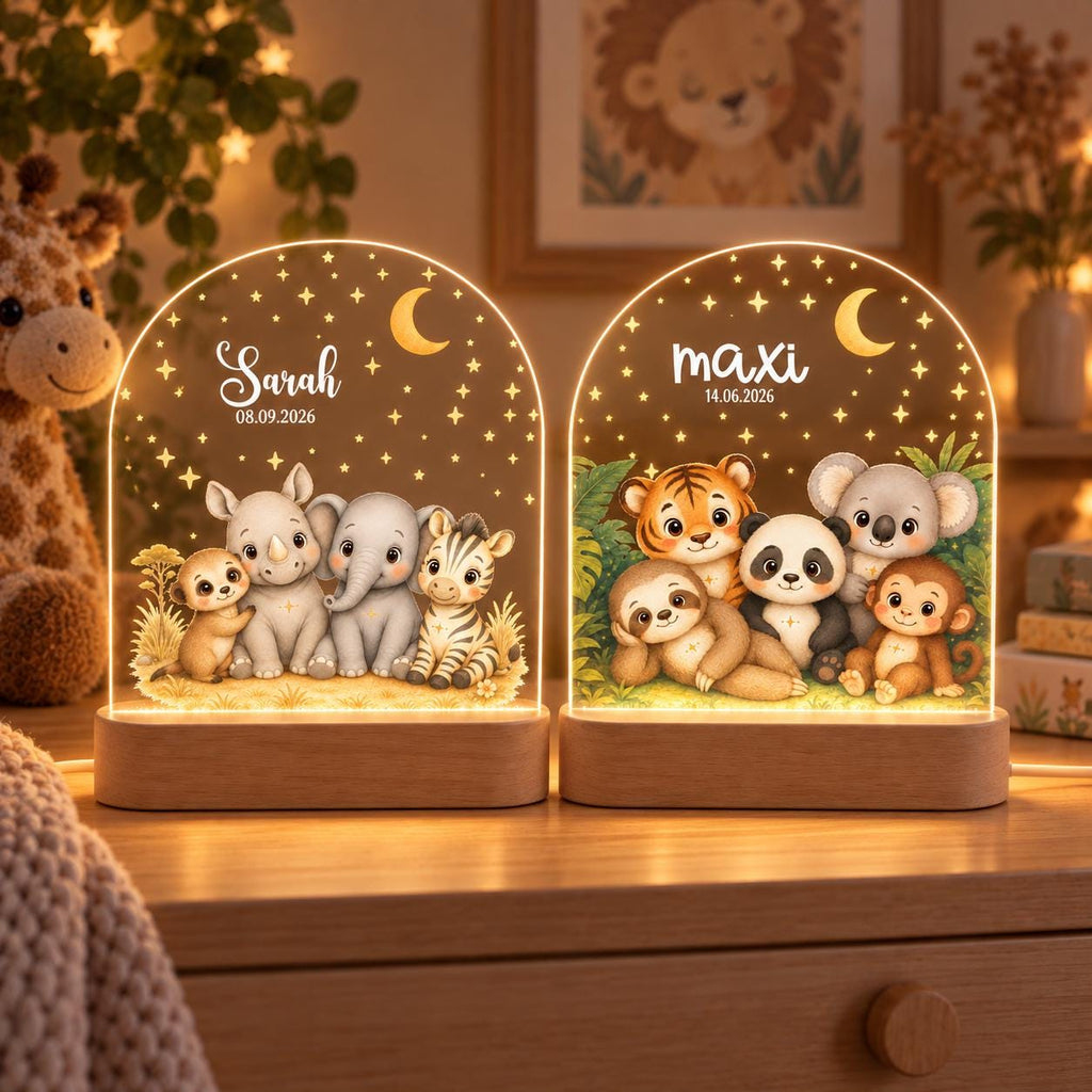 Zwei personalisierte Safari-Nachtlichter nebeneinander: Motiv Nashorn Elefant Zebra Erdmännchen mit Name Sarah, Motiv Tiger Panda Koala Faultier Affe mit Name maxi