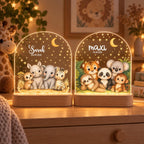 Zwei personalisierte Safari-Nachtlichter nebeneinander: Motiv Nashorn Elefant Zebra Erdmännchen mit Name Sarah, Motiv Tiger Panda Koala Faultier Affe mit Name maxi