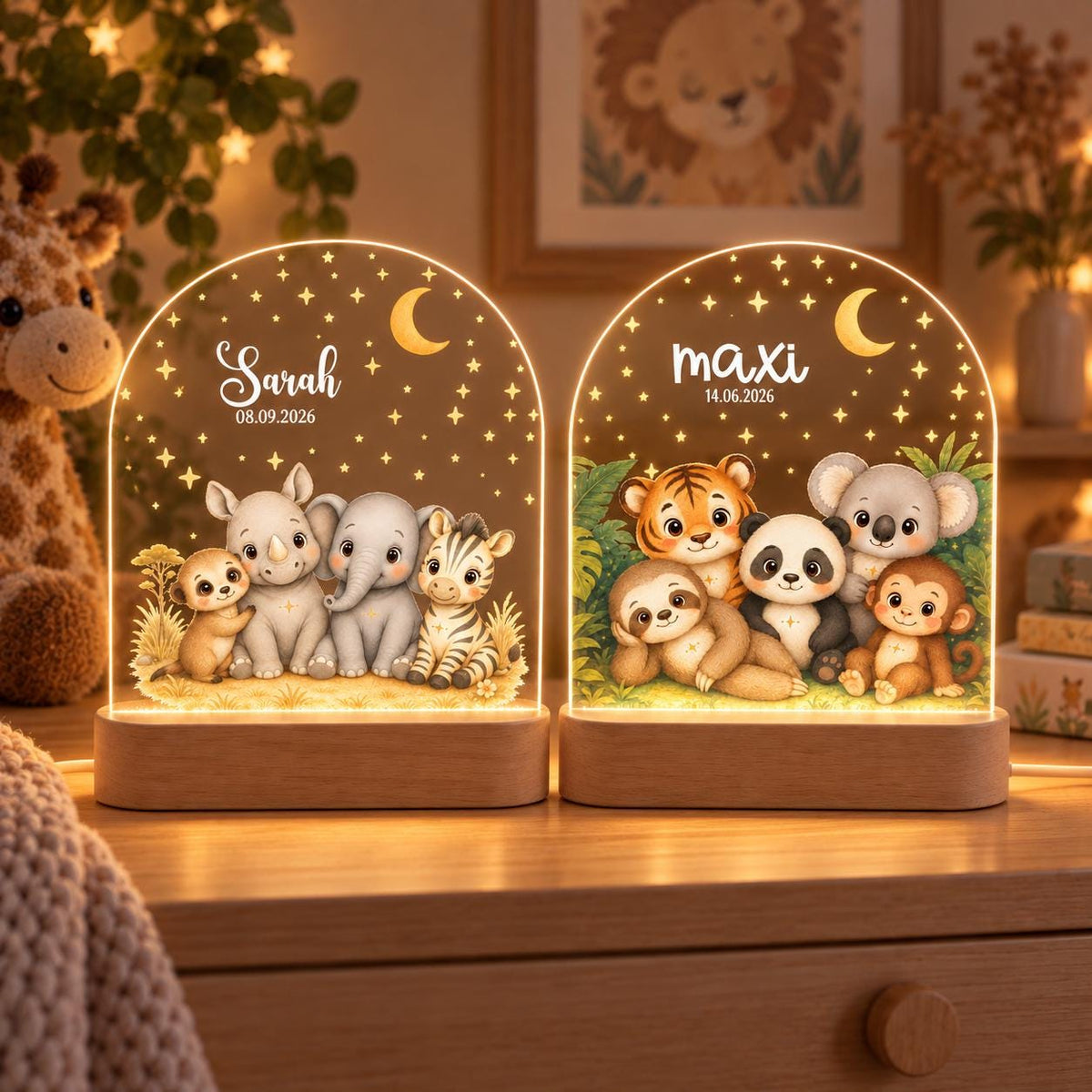Zwei personalisierte Safari-Nachtlichter nebeneinander: Motiv Nashorn Elefant Zebra Erdmännchen mit Name Sarah, Motiv Tiger Panda Koala Faultier Affe mit Name maxi