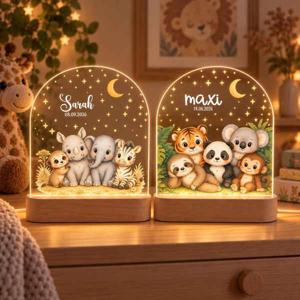 Zwei personalisierte Safari-Nachtlichter nebeneinander: Motiv Nashorn Elefant Zebra Erdmännchen mit Name Sarah, Motiv Tiger Panda Koala Faultier Affe mit Name maxi