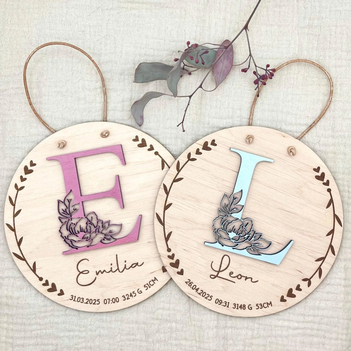 Namensschild aus Holz personalisiert | 3D - Monogramm mit Rose & Geburtsdaten - LaserArt Germany