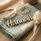 Einzelner Holzname Hannah auf grüner Serviette mit Jute-Herz