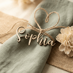 Namensschild Sophia aus Holz mit Trockenblume auf Serviette