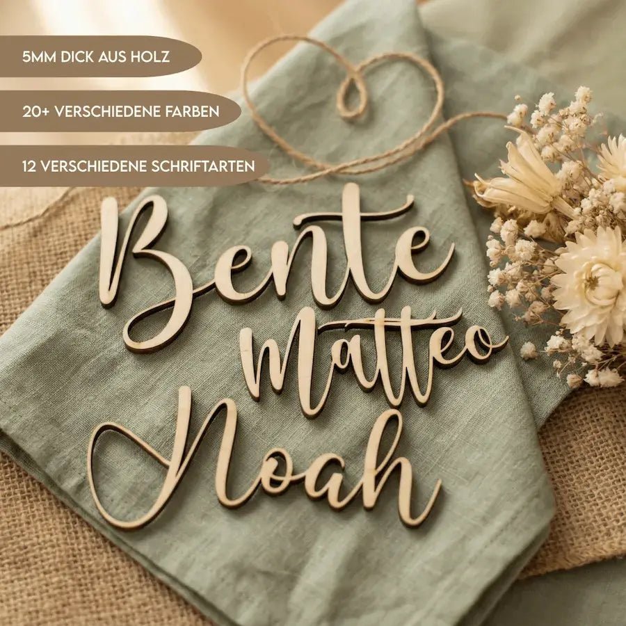 Namensschilder aus Holz 5 mm auf Leinenserviette als Platzkarten zur Hochzeit