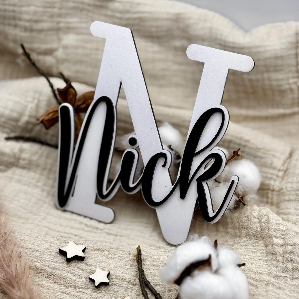 Namensschild Kinderzimmer XXL, 3D-Buchstabe aus Holz – Detailaufnahme der Oberfläche