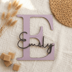 Kinderzimmer-Namensschild in Flieder mit Buchstabe E und Name Emily