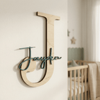 Namensschild Kinderzimmer mit Buchstabe J und Name Jayden über dem Gitterbett