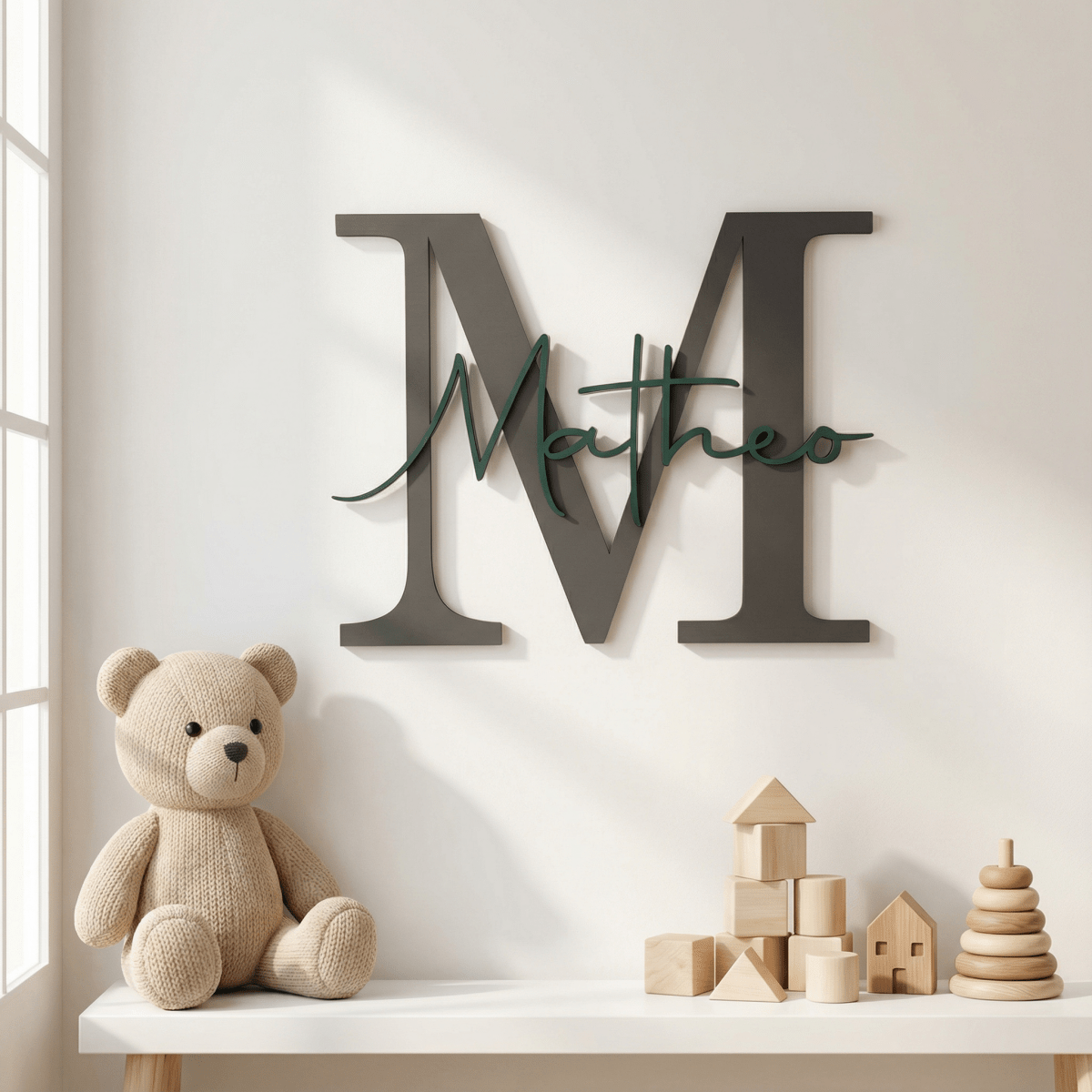 Kinderzimmer-Türschild in Dunkelgrau mit Buchstabe M und Name Matheo