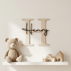 Namensschild Henry aus Holz an der Wand über der Spielzeugablage