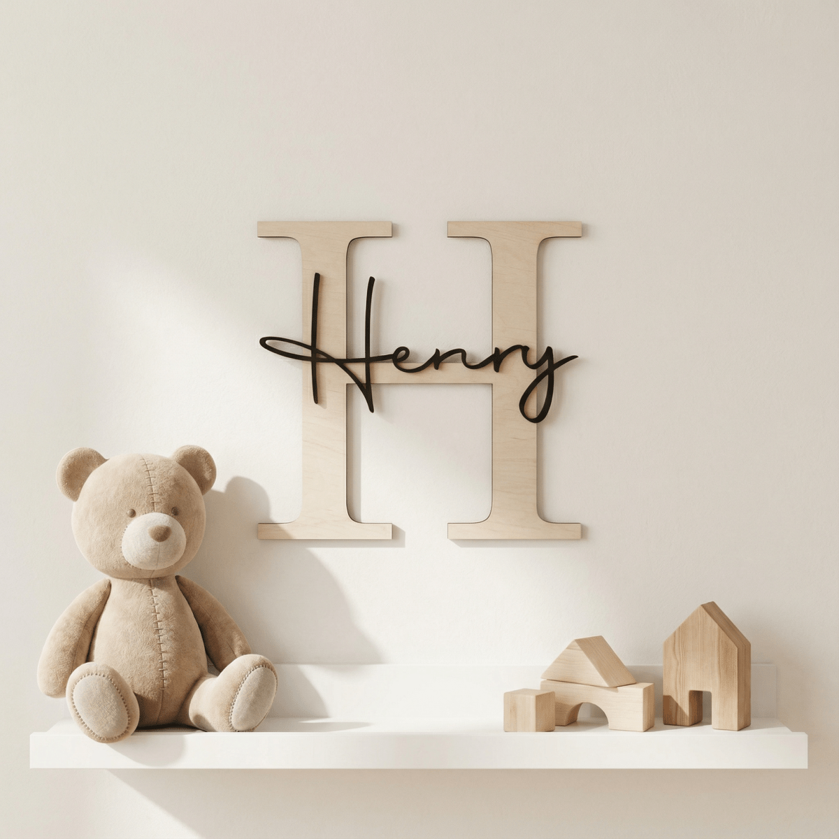 Namensschild Henry aus Holz an der Wand über der Spielzeugablage