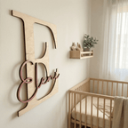 Kinderzimmer-Türschild aus Birkenholz mit rosa Namensgravur über dem Babybett