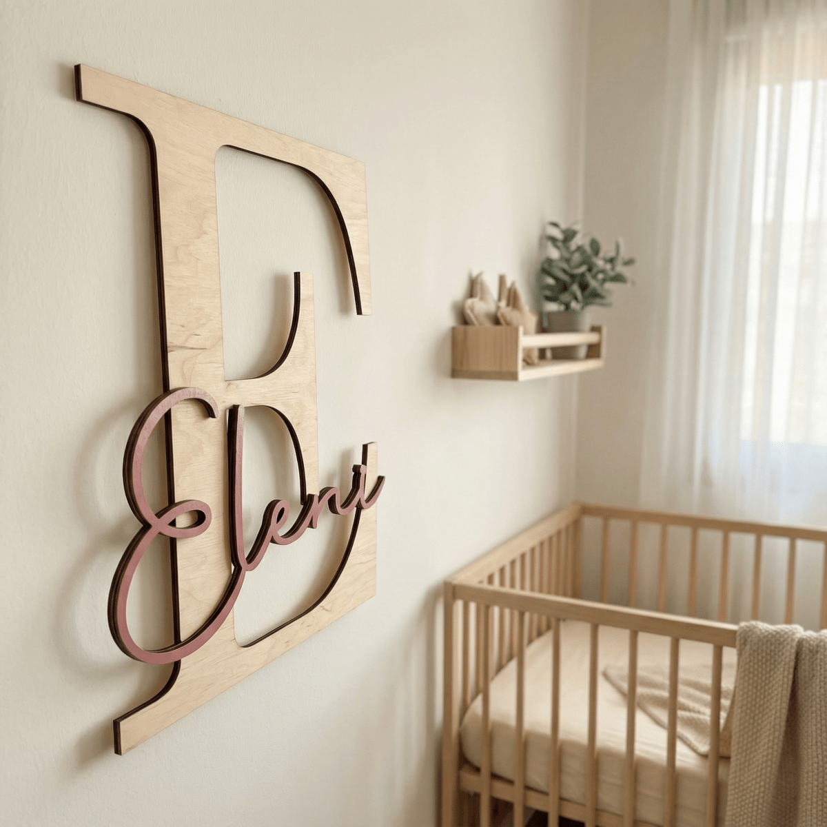 Kinderzimmer-Türschild aus Birkenholz mit rosa Namensgravur über dem Babybett