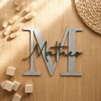 Namensschild aus Holz in Grau mit Buchstabe M und Name Matheo