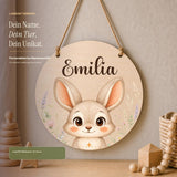 Rundes Namensschild Birkenholz mit Name Emilia und Hasenmotiv, personalisiertes Geschenk Kinderzimmer