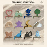 Zwölf Symbol-Varianten für Namensschild Türrahmen: Herz, Traktor, Blume, Baum, Regenbogen, Stern, Mond, Wolke, Schmetterling, Dino, Bagger, Rakete