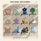 Zwölf Symbol-Varianten für Namensschild Türrahmen: Herz, Traktor, Blume, Baum, Regenbogen, Stern, Mond, Wolke, Schmetterling, Dino, Bagger, Rakete