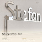 Namensschild Stefan in Spiegel-Silber-Acryl für den Türrahmen, Nahaufnahme Spiegelglanz und laserpolierte Kante