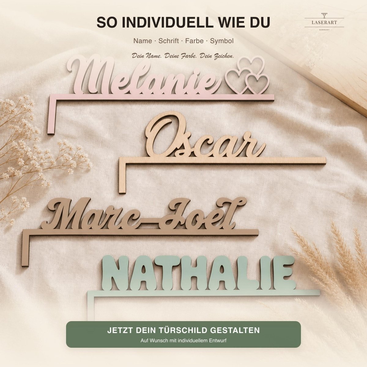 Vier Namensschilder Melanie Oscar Marc-Joel Nathalie am Türrahmen, personalisierbare Farben und Schriften