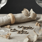Serviettenring aus Holz mit Namen und lose Holz-Namensschilder auf Leinen