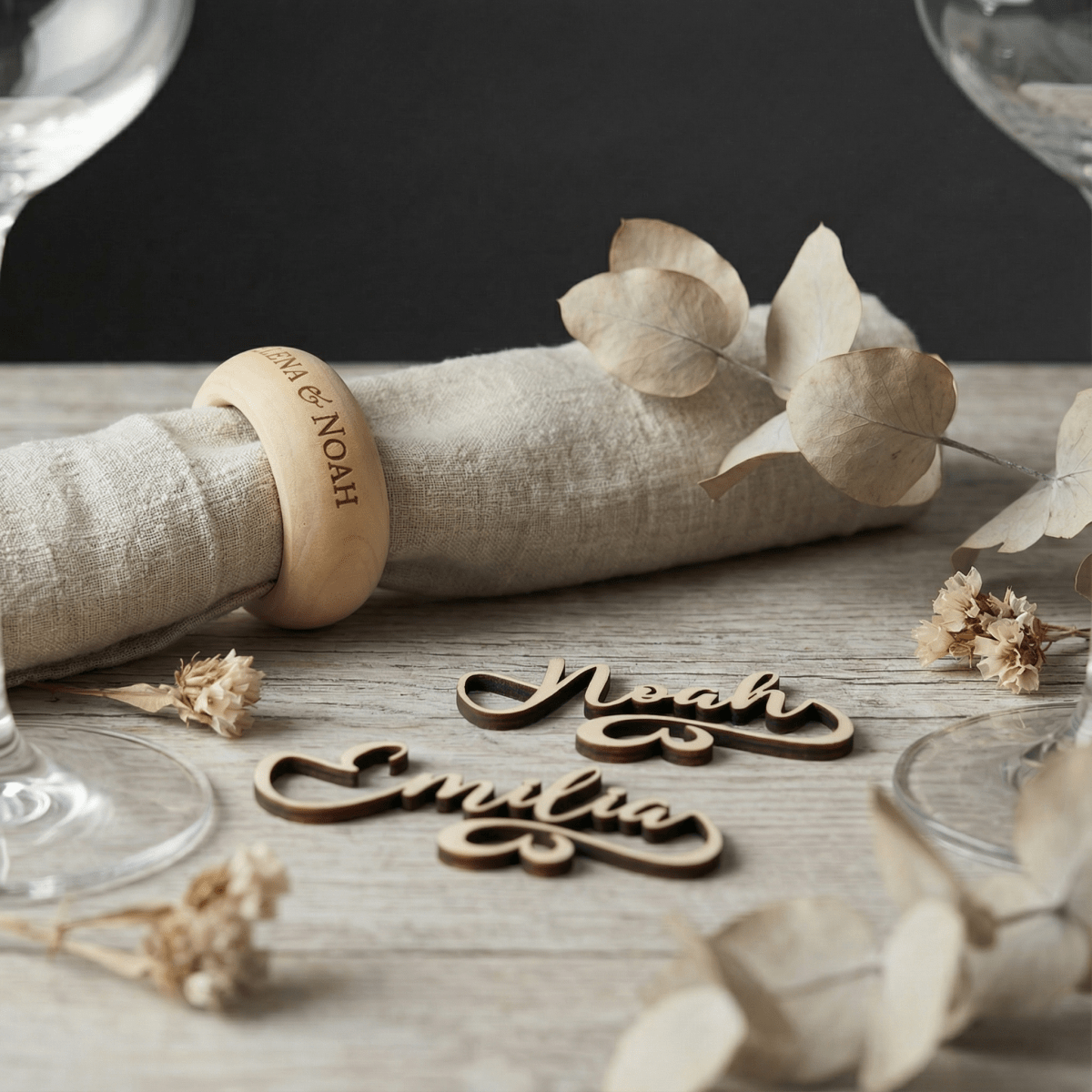 Serviettenring aus Holz mit Namen und lose Holz-Namensschilder auf Leinen